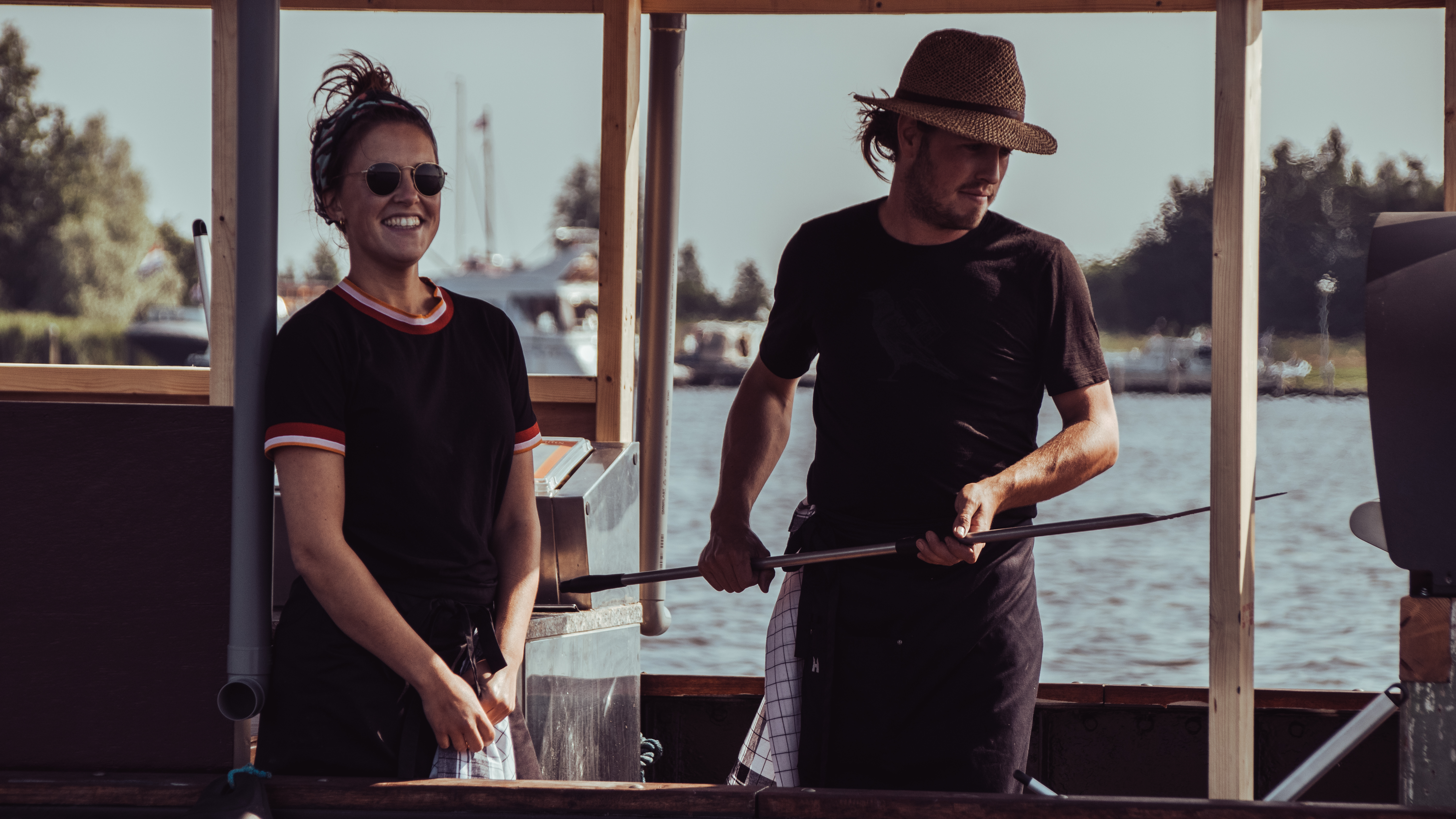 Abel en Annewil aan boord van de PizzaPraam