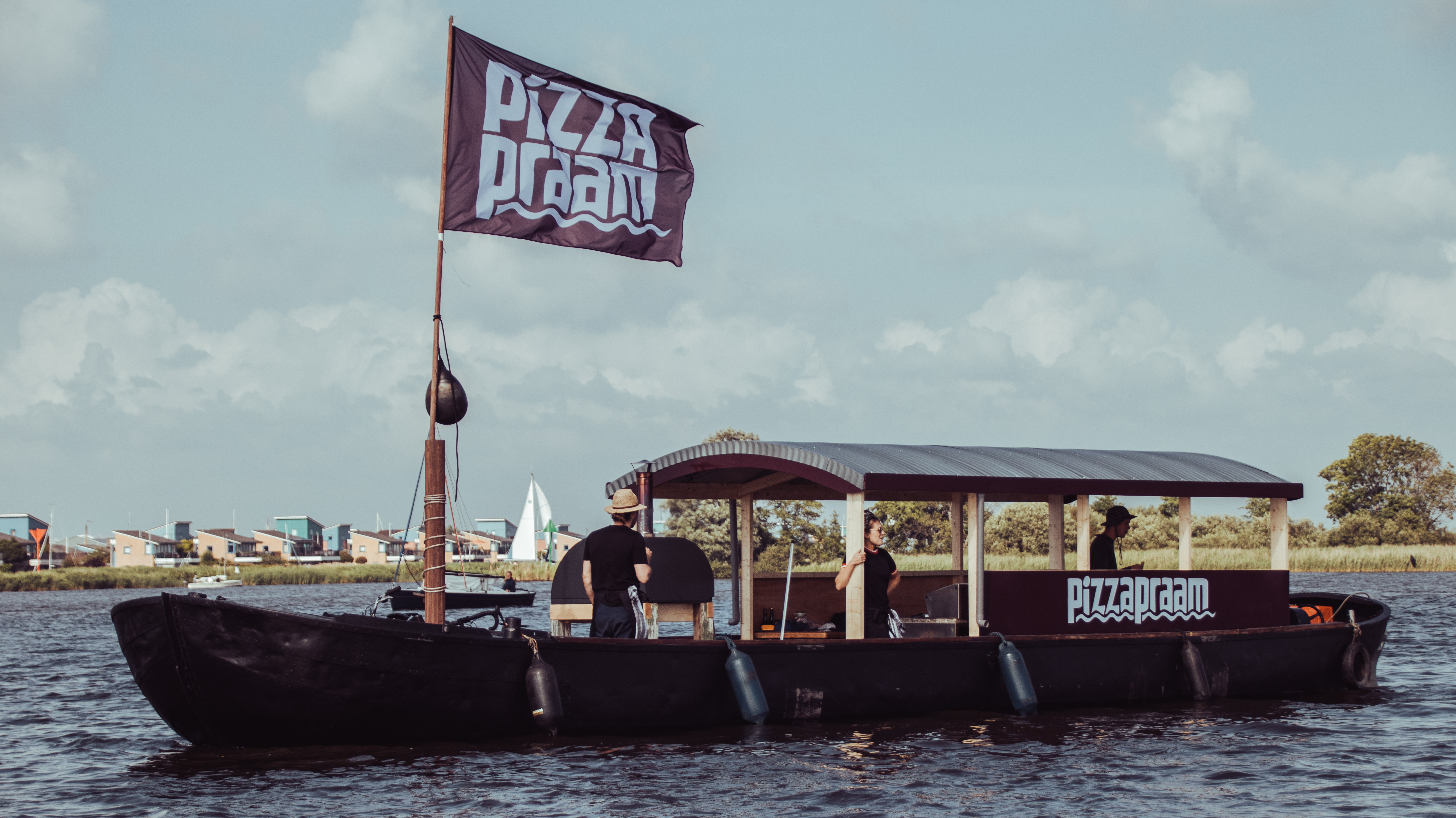 De PizzaPraam op het water